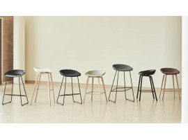 Tabouret de bar scandinave About A Stool AAS 39 65 cm ou 75 cm tapissé