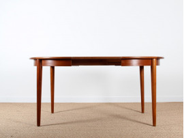 Scandinavian round dining table in teak. 4/6 seats