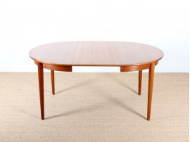 Scandinavian round dining table in teak. 4/6 seats