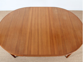 Scandinavian round dining table in teak. 4/6 seats