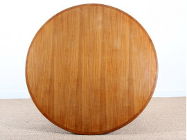 Scandinavian round dining table in teak. 4/6 seats