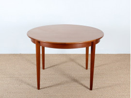 Scandinavian round dining table in teak. 4/6 seats