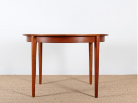 Scandinavian round dining table in teak. 4/6 seats