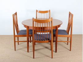 Scandinavian round dining table in teak. 4/6 seats