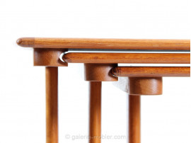 Tables gigognes scandinaves en teck (1950)