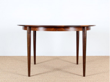 Extendable round dining table in rosewood, 4/8 seats.