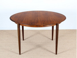 Extendable round dining table in rosewood, 4/8 seats.