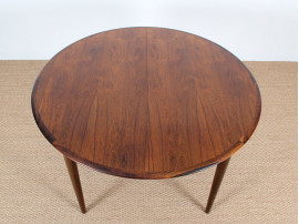 Extendable round dining table in rosewood, 4/8 seats.