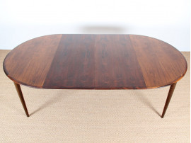 Extendable round dining table in rosewood, 4/8 seats.