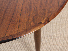 Extendable round dining table in rosewood, 4/8 seats.