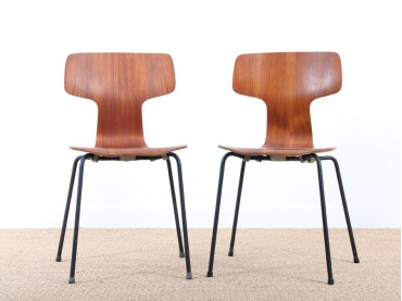 Paire de chaises Arne Jacobsen modèle 3103 en teck et piètement gainé noir. Année 1964