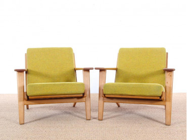 Mid century modern pair of armchairs model GE 290 by Hans Wegner for Getama. 