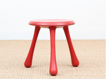 Tabouret scandinave tripode rouge. 