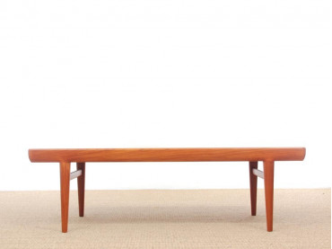 Table basse scandinave en teck. 